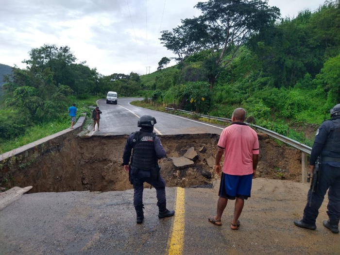 Se troza carrete de Vallecitos en la sierra de Zihuatanejo