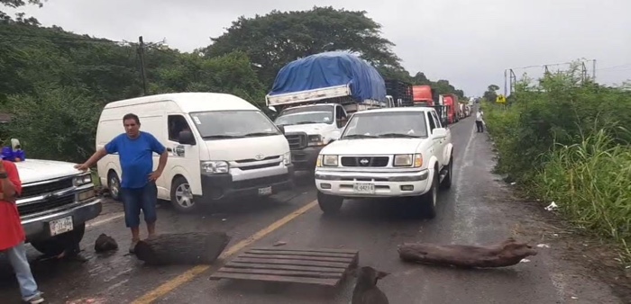 Cumple más de 24 horas, bloqueo carretero de pobladores de Papanoa