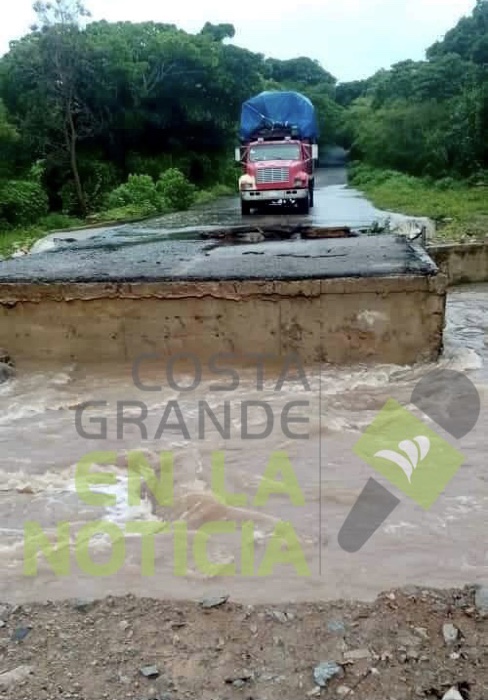 Incomunican lluvias Coahuayutla, provocaron la caída un tramo carretero