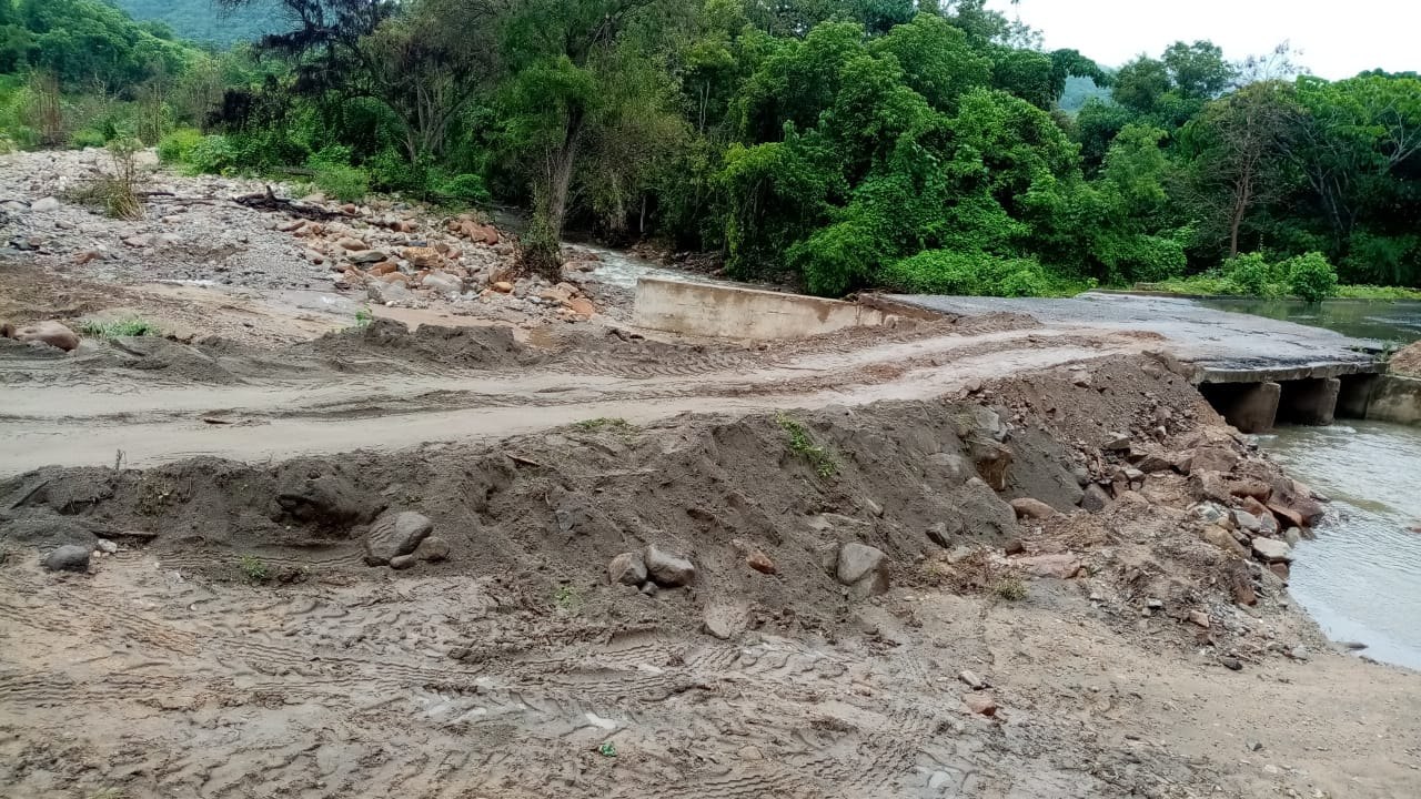 Reparan de manera provisional camino a Coahuayutla