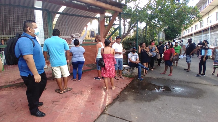 Reportan confusión por cambio de sede y programación de vacunación