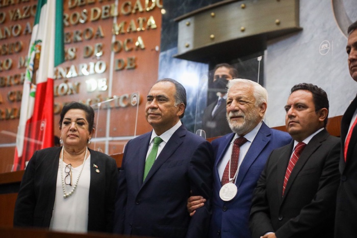 Se entrega la Presea Sentimientos de la Nación