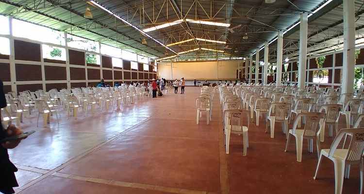 A cuenta gotas, jóvenes acuden a vacunación en Petatlán