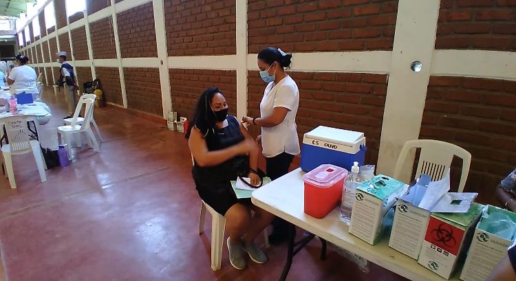 Refuerzo de AstraZeneca en Petatlán con buena participación