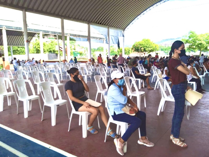 Lenta asistencia jóvenes en segundo día de vacunación en Zihuatanejo