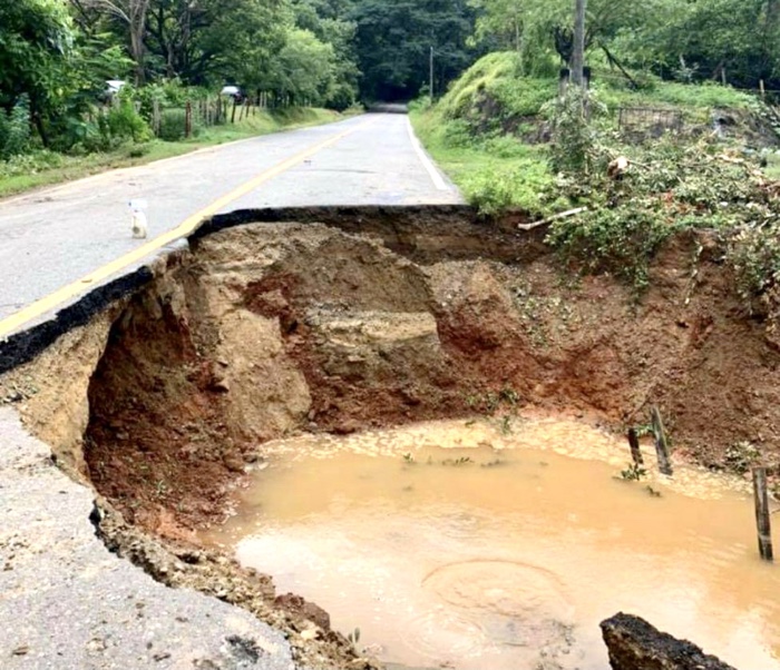 Se forma socavón en carretera a Vallecitos, afectó dos viviendas
