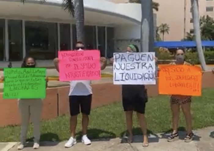 Protestan ex trabajadores del hotel Azul Ixtapa