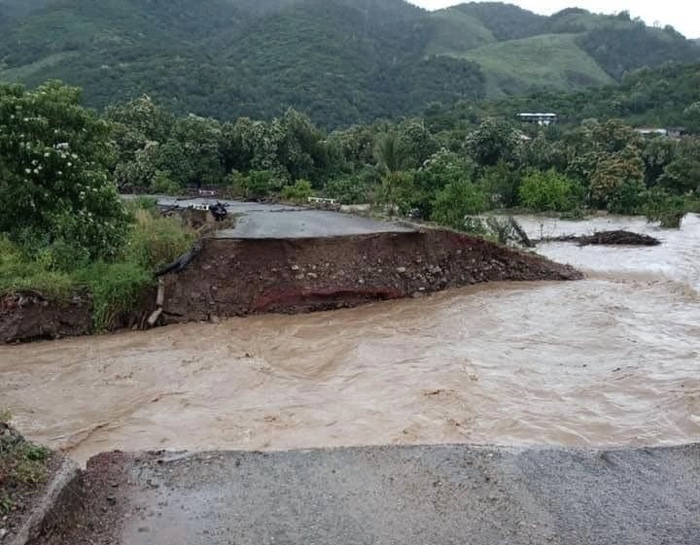 Huracán Rick incomunica a Coahuayutla