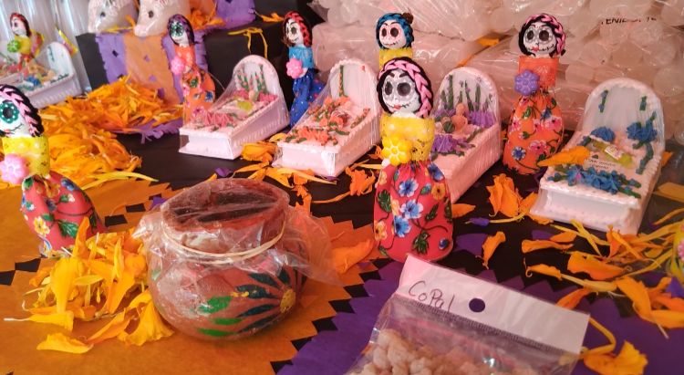 Comerciantes instalan tianguis de Día de Muertos