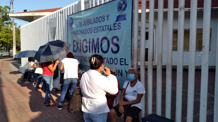 Jubilados y pensionados estatales toman delegación de Finanzas en Zihuatanejo