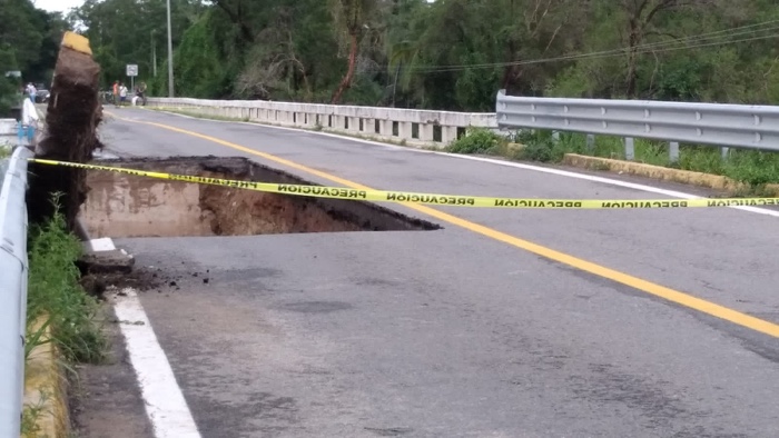 Colapsa puente en Petatlán; no hay paso en la Acapulco-Zihuatanejo