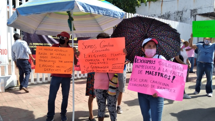 Bloquean avenida y toman Finanzas, en exigencia de maestros en Zihuatanejo