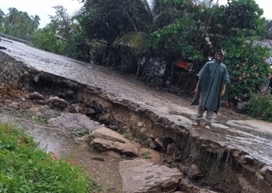 Deslave en camino podría incomunicar La Chole en Petatlán
