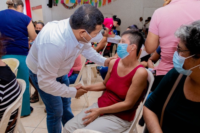 Donan colchones a familias de escasos recursos afectadas por “Rick” en Petatlán