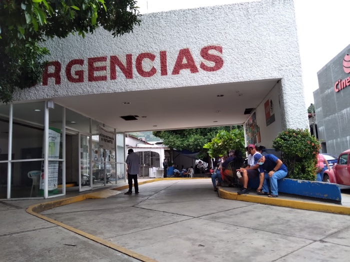 Ingresa una mujer al hospital general por Covid-19