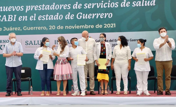 Celebra Evelyn Salgado Pineda la entrega de 359 contratos a profesionales de la Salud en Guerrero