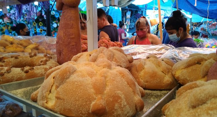 Niños, huesos, coronas; el simbolismo del tradicional pan de muerto