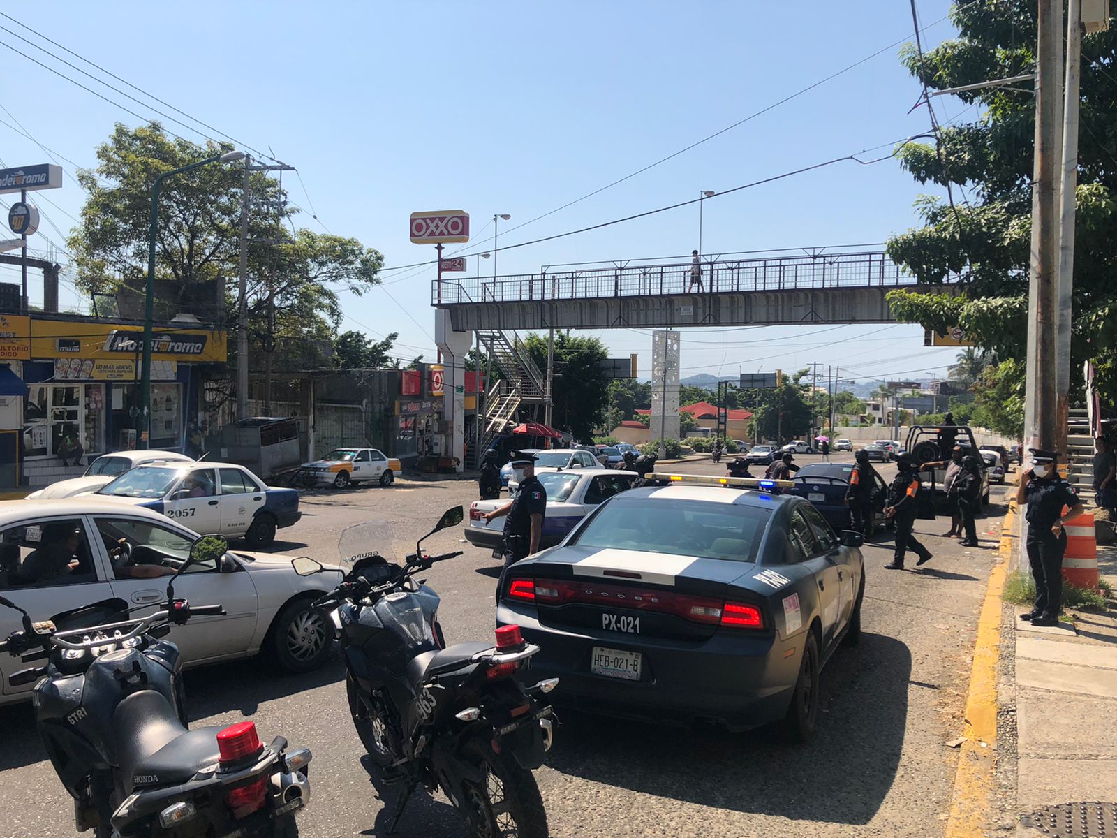 Elementos de la Policía Estatal mantienen vigilancia en las principales carreteras que conducen a los destinos turísticos