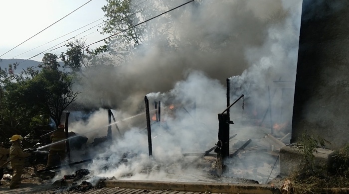 Incendio consume casa en Las Mesas