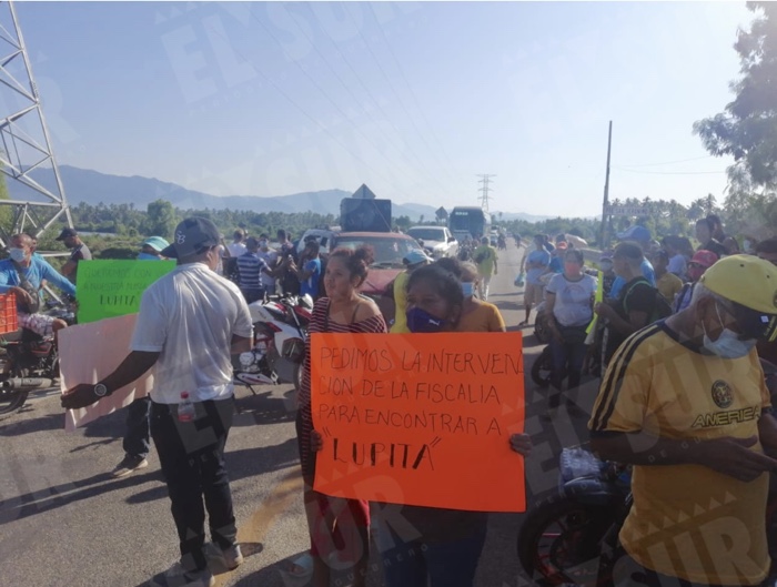 Bloqueo en carretera Acapulco – Zihuatanejo, vecinos denuncian secuestro de una menor