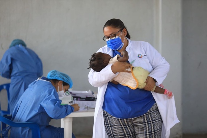 Autoridades brindan ayuda humanitaria a migrantes haitianos en tránsito por Acapulco