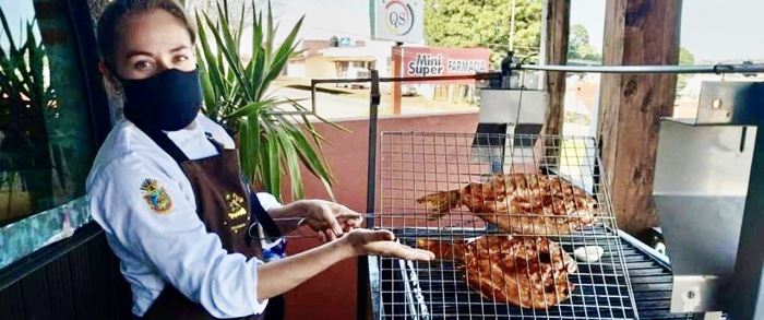 Egresada de la UT Petatlán gana beca de estudio con chef de talla internacional.