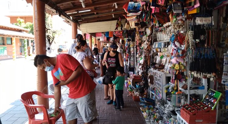 Artesanías de arena y llaveros, lo más vendido en mercados