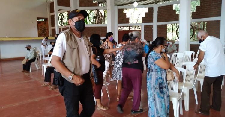 Con buena demanda, refuerzo anticovid-19 para adultos mayores en Petatlán