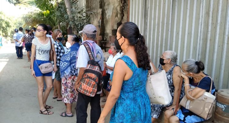 Aplicaron 880 vacunas de refuerzo para adultos mayores de Petatlán