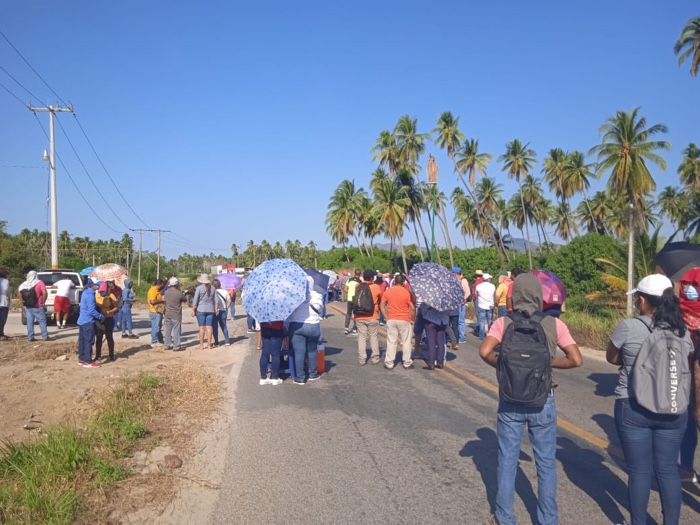 Vuelven a bloquear carretea federal, docentes piden sede alterna de vacunación