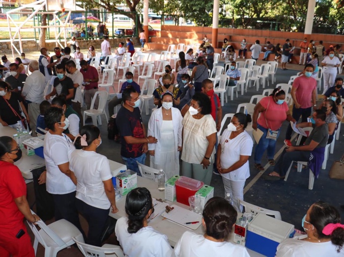 Se vacunan 880 trabajadores del sector salud en Costa Grande