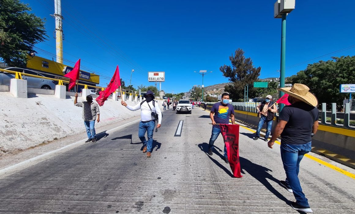 Marchan directores sin clave en Chilpancingo para exigir regularización
