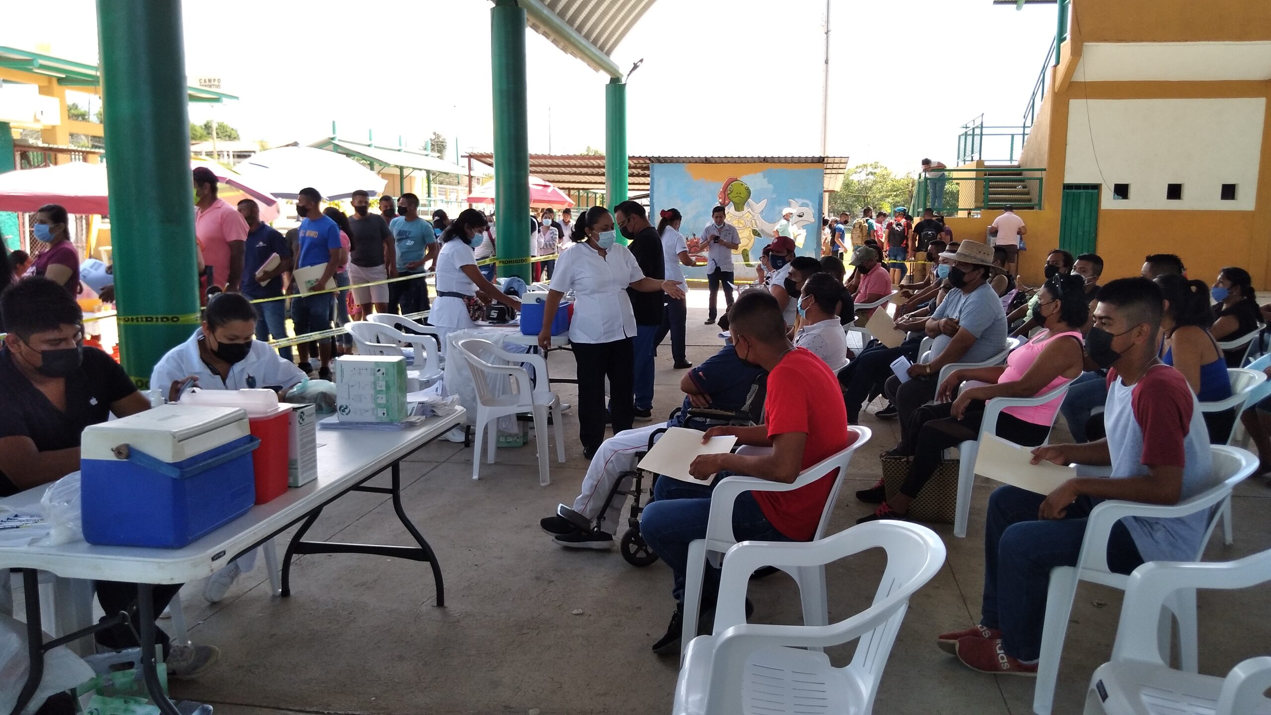Petatlán y La Unión, agotan vacunas con población de Zihuatanejo