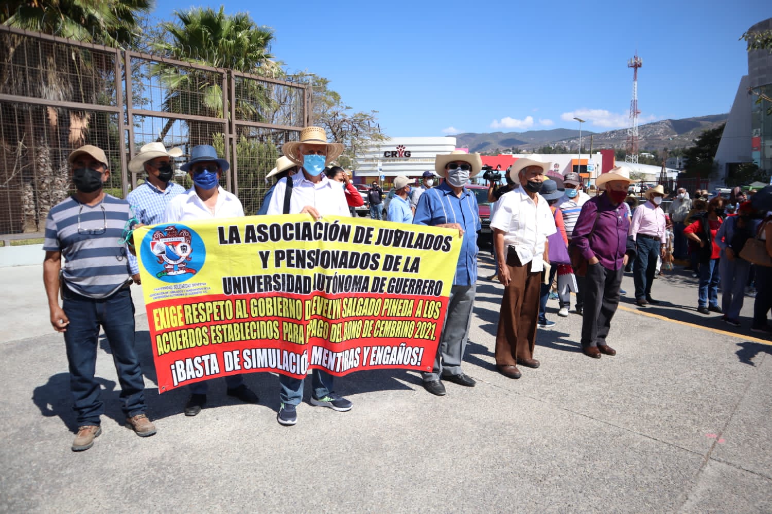 Protestan jubilados de la Uagro en sede del gobierno estatal por bono