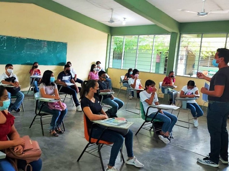 Directores de Zihuatanejo y Petatlán, exponen adeudo de horas