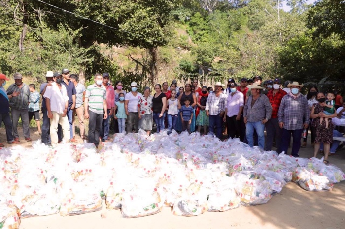 DESPLAZADOS DE ZIHUAQUIO PIDEN A GOBERNADORA AYUDA PARA VOLVER A SUS HOGARES