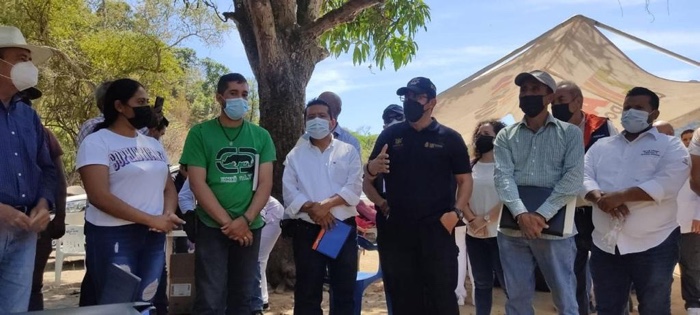 Se reúnen en Vallecitos, desplazados de Zihuaquio con Secretario de Seguridad Pública