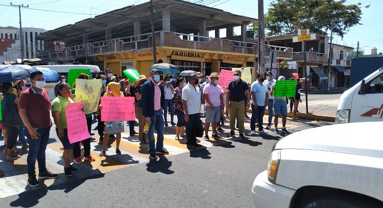 Directores bloquean calle frente a Finanzas, exigen nombramiento de enlace