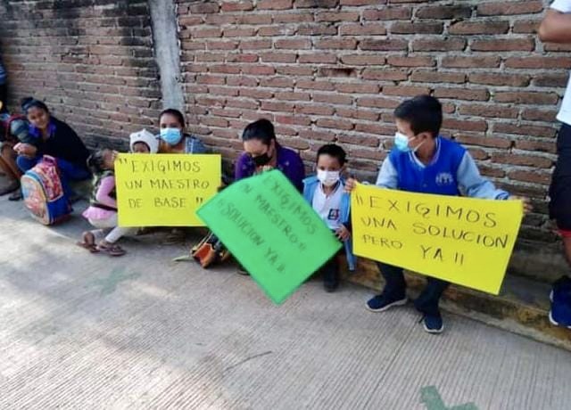 Toman primaria en Buena Vista por falta de maestro
