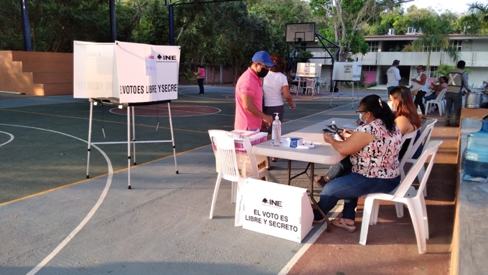 Comienza puntual ejercicio de votación de Consulta de Revocación en Zihuatanejo