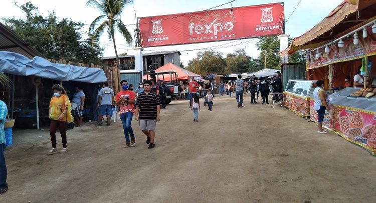 Reportan buenas ventas, comerciantes de Petatlán