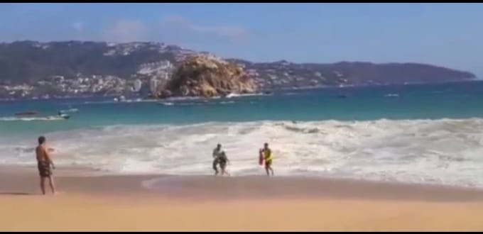 Son rescatados cinco bañistas arrastrados por alto oleaje en Acapulco