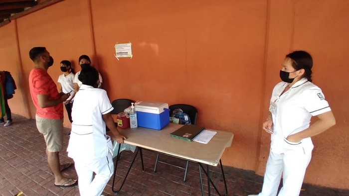IMSS vacunan contra el Covid-19 en el centro de Zihuatanejo