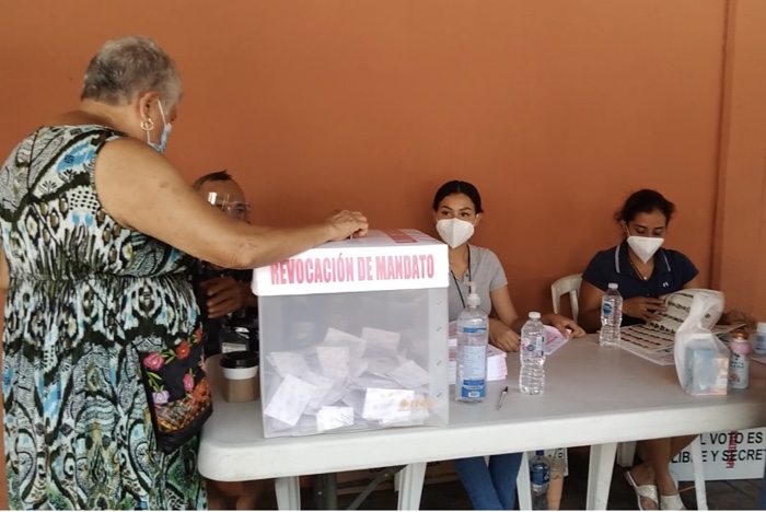Adultos mayores los de mayor participación en consulta de Revocación en Zihuatanejo