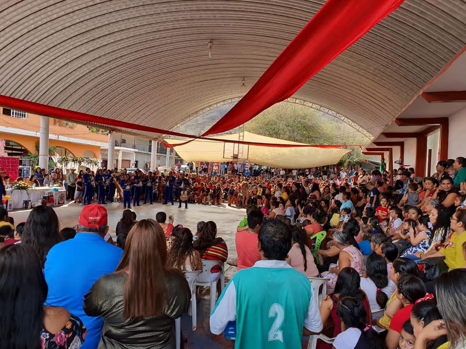 Con mariachi y regalos celebran a las madres en el municipio de Coahuayutla