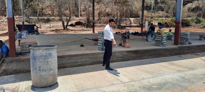 Alcalde Crescencio Reyes supervisa obra deportiva en Troncones
