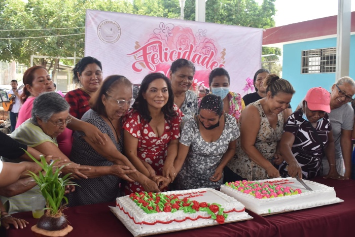 FESTEJA EL DÍA DE LAS MADRES EN GRANDE LA DIPUTADA BEATRIZ MOJICA