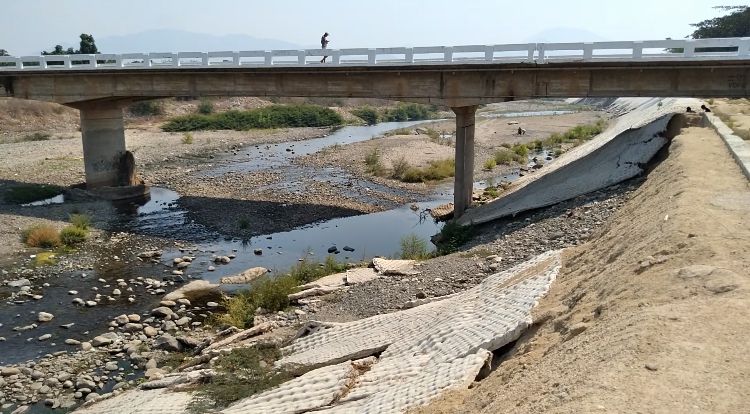 Comienzan reconstrucción del bordo de río en Petatlán