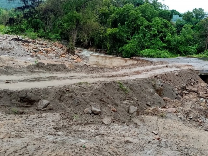 Comerciantes de Coahuayutla se manifiestan por la reconstrucción del puente