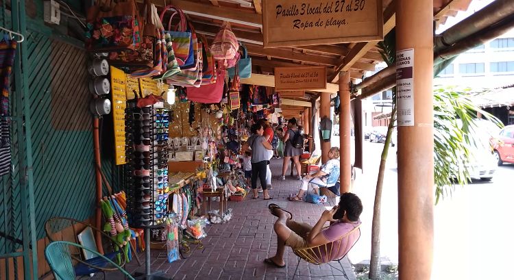Comerciantes del mercado de artesanías, reportan buenas ventas
